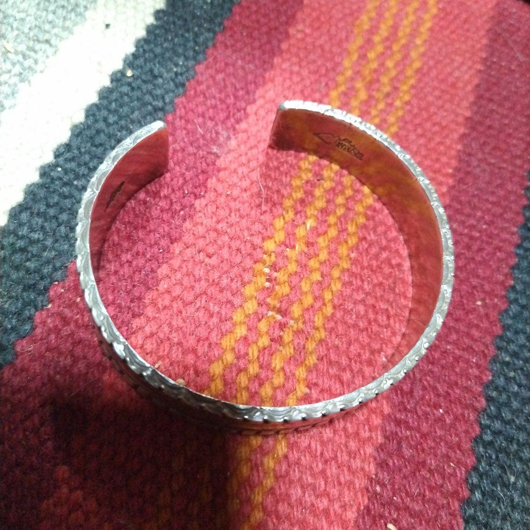 ナバホ族のバングルになります。