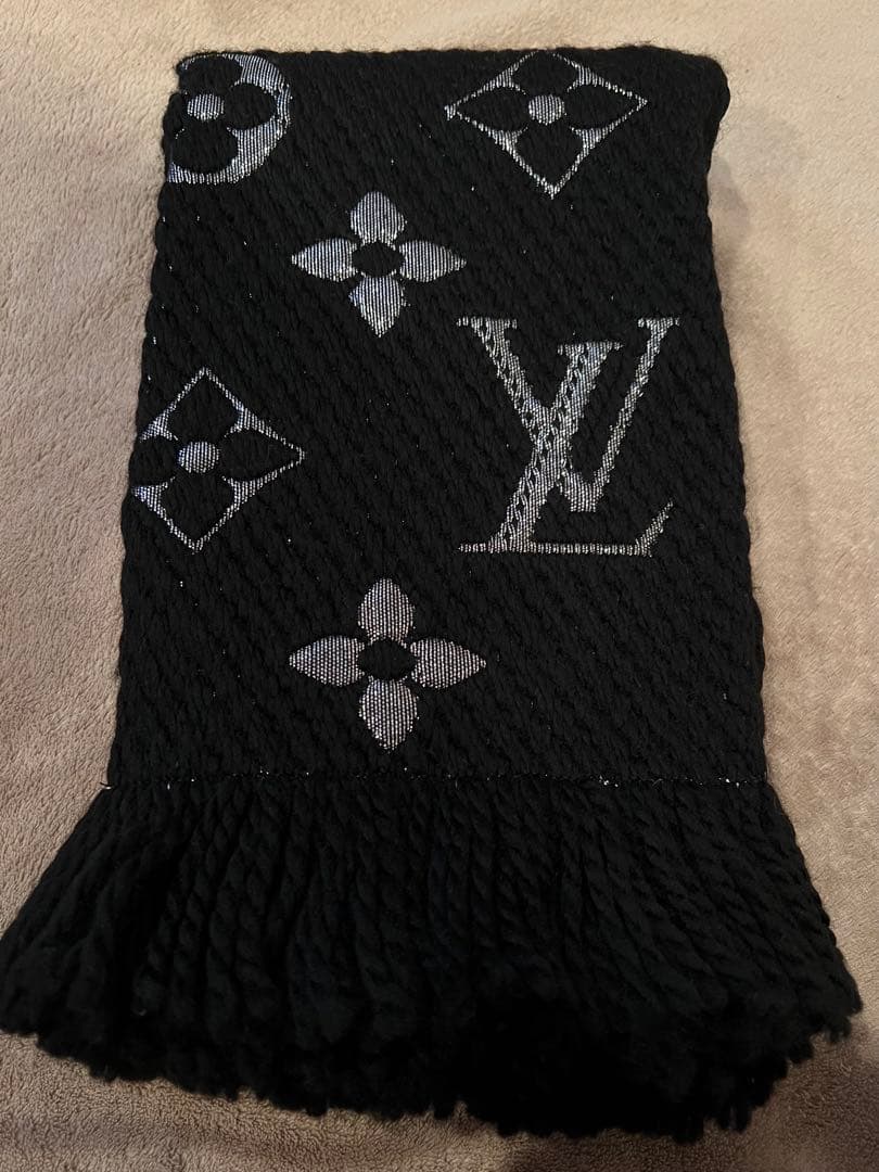 【未使用】Louis Vuitton（ルイヴィトン）ブラック　マフラー　ロゴあり