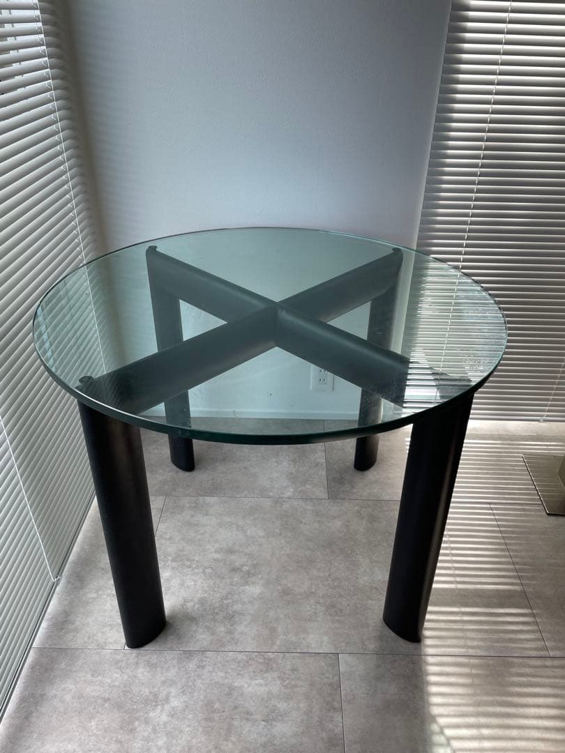 コルビジェ　リプロダクト　ガラス天板　ダイニングテーブル　二人暮らし