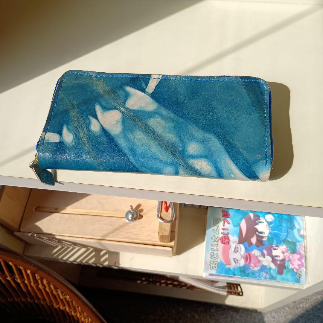 本革に青森藍にて染め上げた長財布