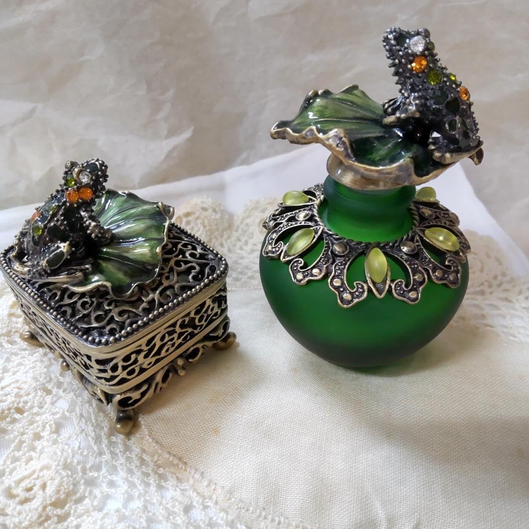 カエル　小物　香水瓶　ビジュー　アンティーク風　縁起もの　ラッキーモチーフ