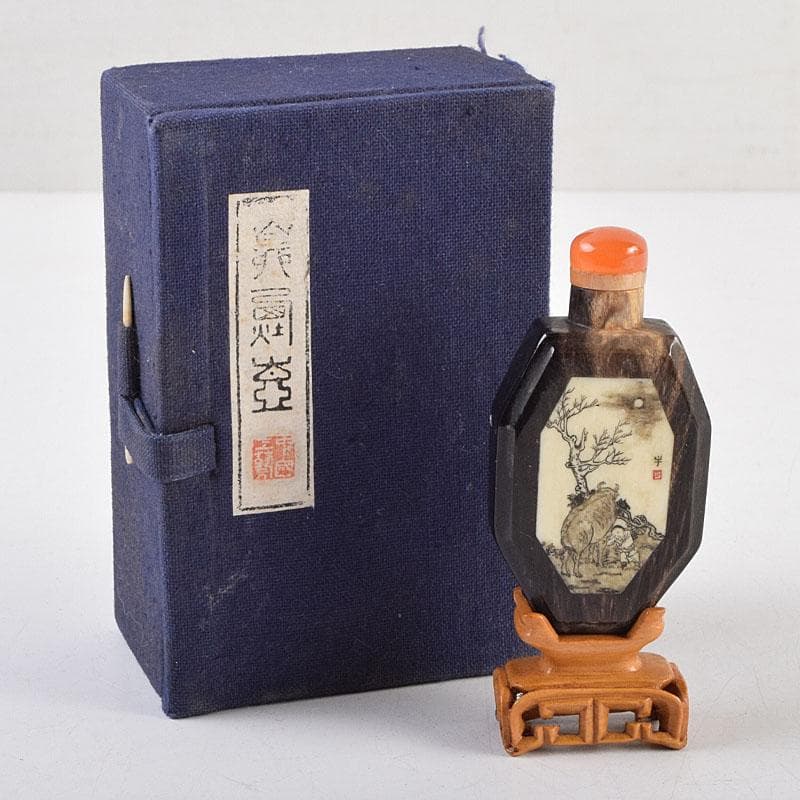 中国　牛角製　人物牛刻　鼻煙壷　木製台付　M　8977
