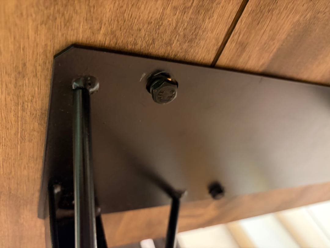 木製ブラウンダイニングテーブル