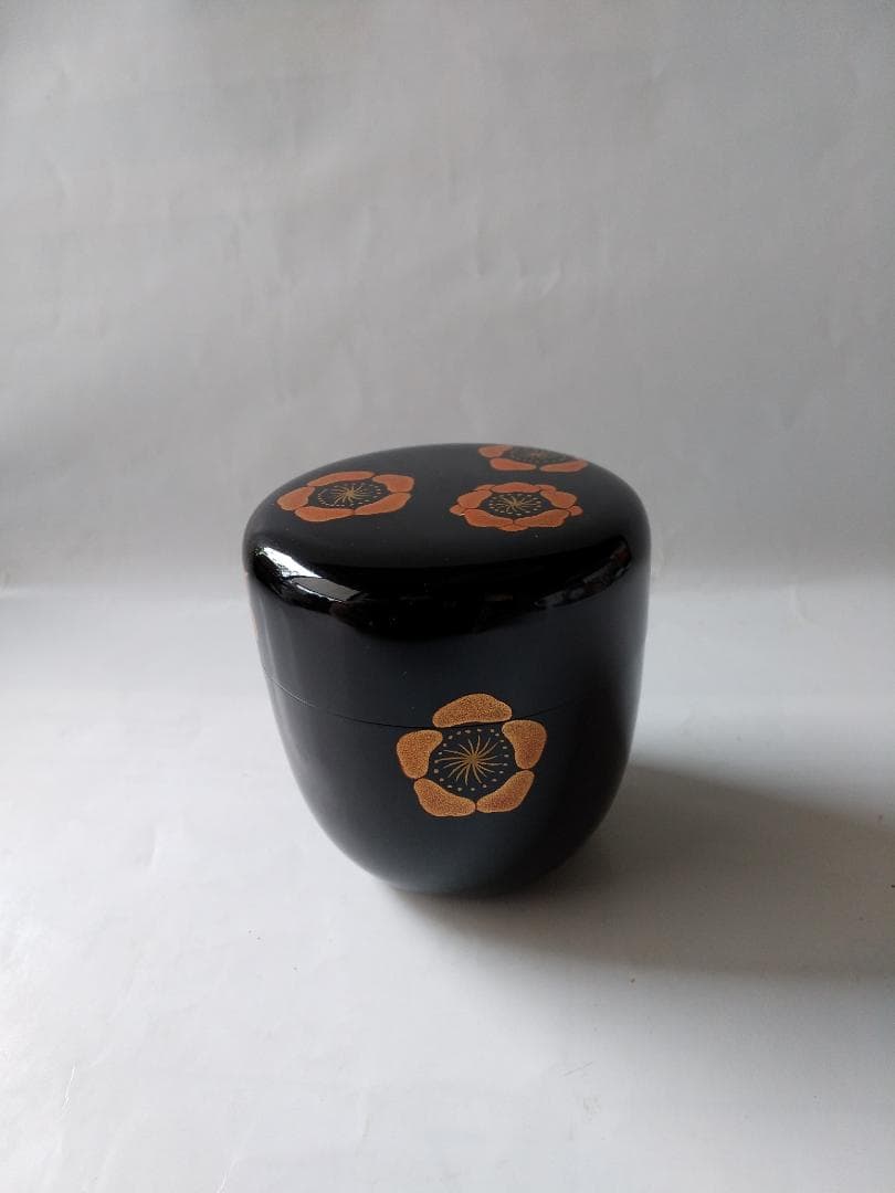 松下壬映 作 「 梅 」 蒔絵 漆器 漆芸 抹茶 茶道具 共箱 美品 です。