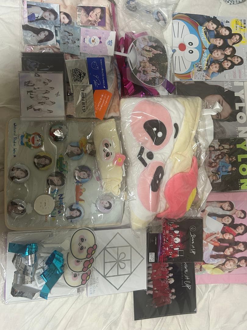 NiziUグッズ　まとめ売り　アヤカ缶バッチ　ANOグッズ　うちわ　　銀テ
