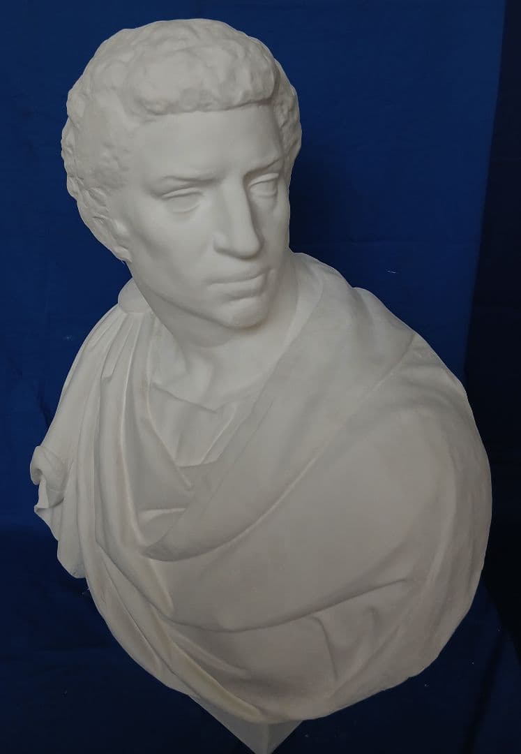 ブルータス胸像(高さ85cm)