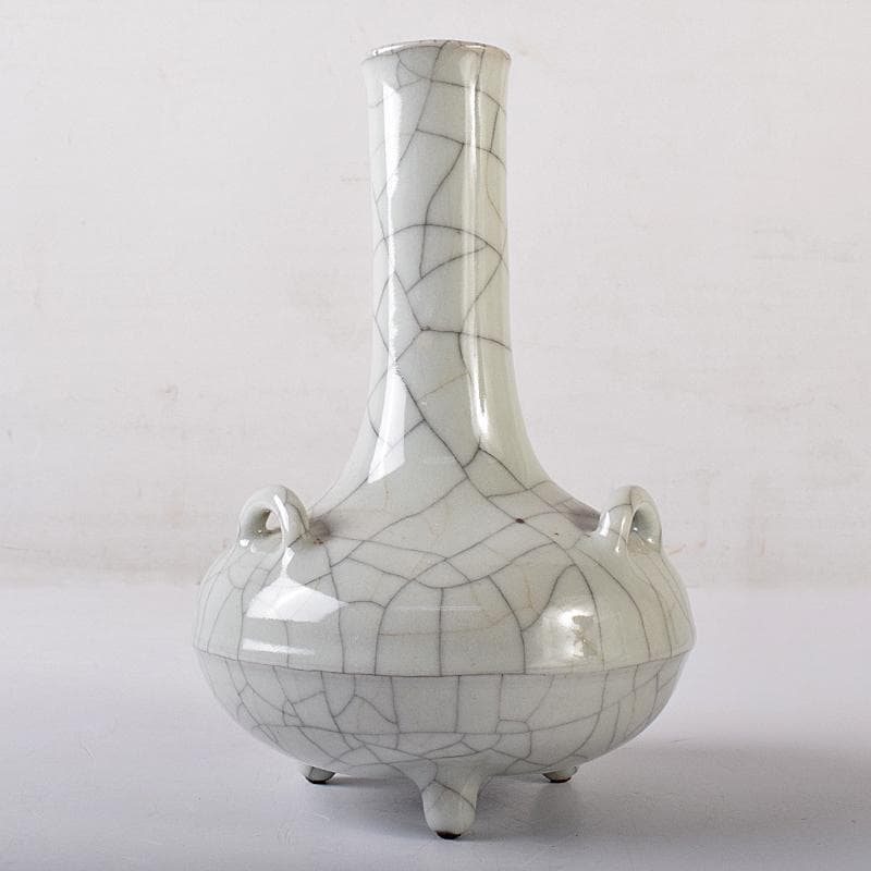 中国　大清乾隆年製款　哥窯　白磁　金糸鉄線　氷裂文　三足瓶　M　7993E