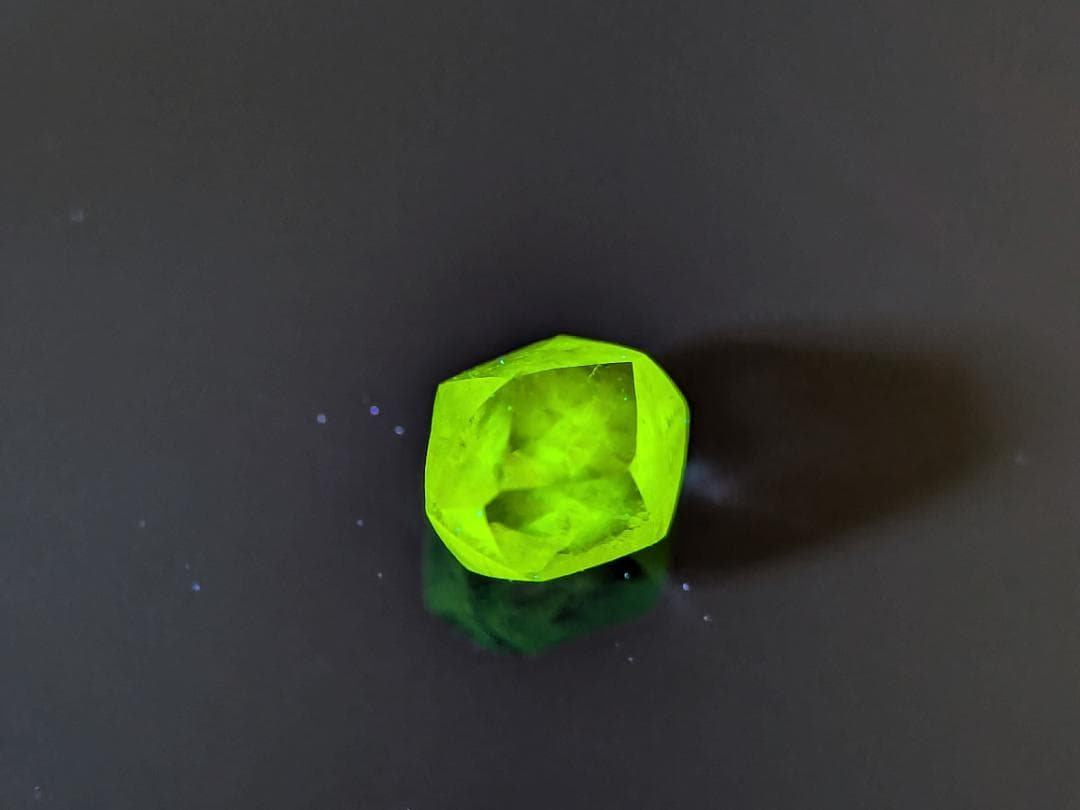 蛍光ダイヤモンド原石４色セット　計0.37カラット　ボツワナ産