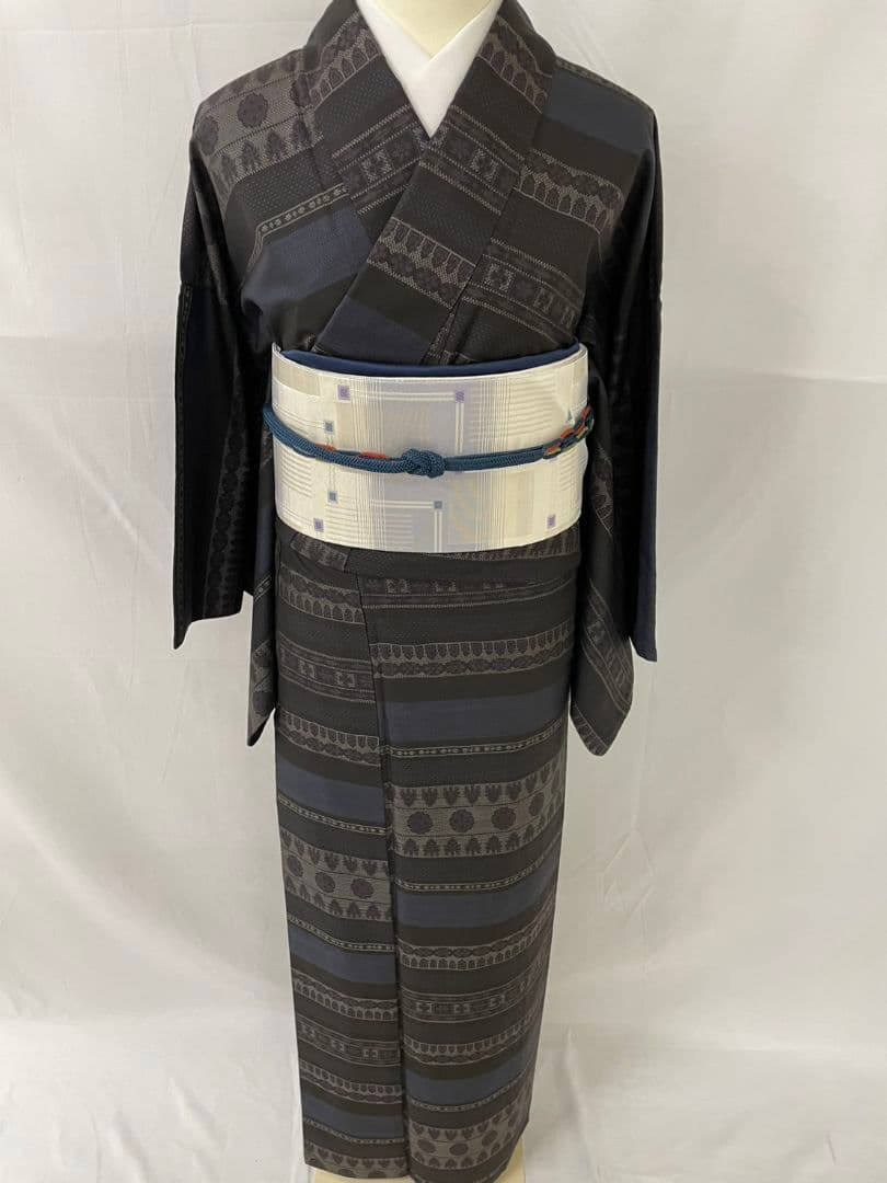 お見分け済美品　　藍泥　本場奄美大島紬　名古屋帯