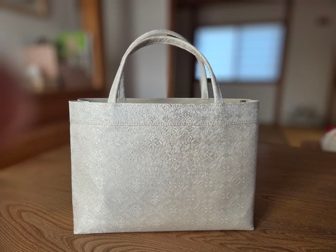 和装トートバッグ A4 銀地 飾り襷花菱文 着物用サブバッグ 正絹帯地