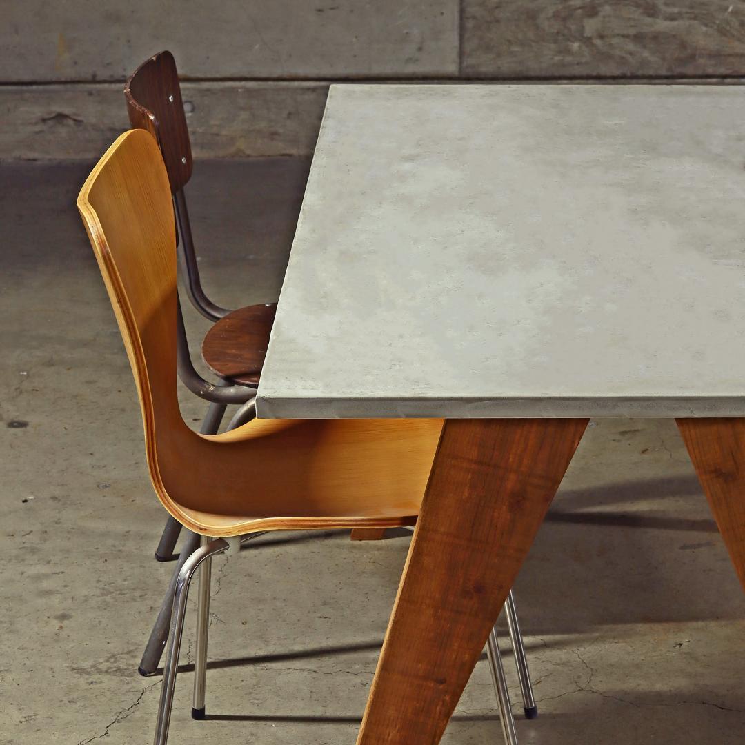 ダイニングテーブル｜ライトグレー｜横幅150cm｜奥行80cm｜薄塗りモルタル