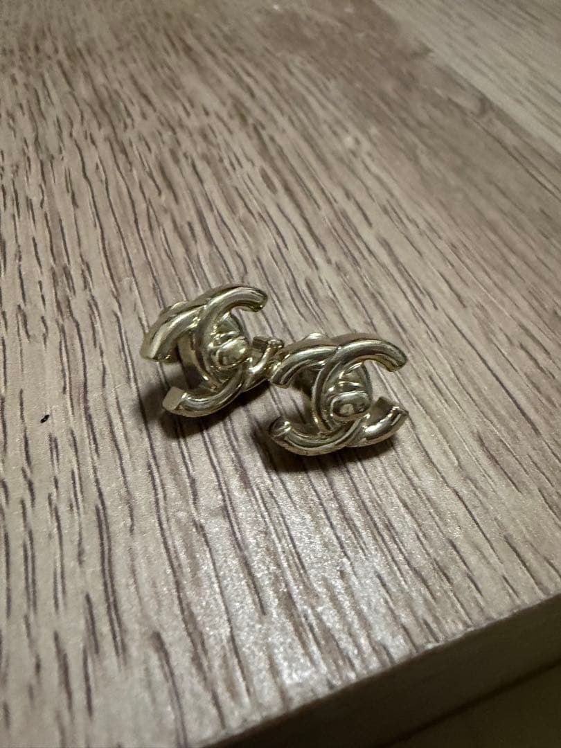 CHANEL ゴールドメタルピアス