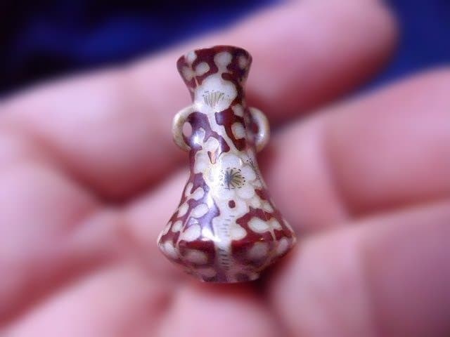 小型赤白模様花瓶