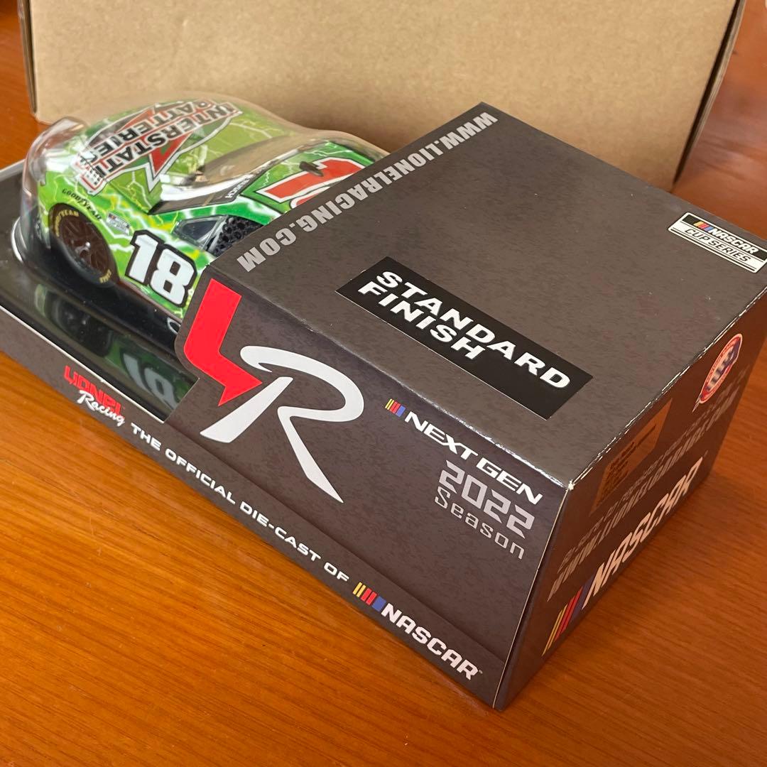 ナスカー 1/24 カイル ブッシュ インターステートバッテリー サイン2022