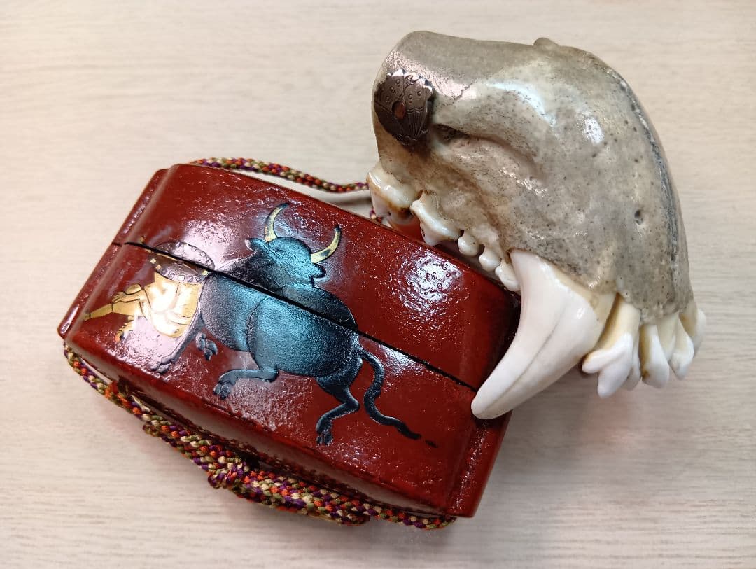 印籠朱塗り牛引き図／山岳信仰護符金工細工根付