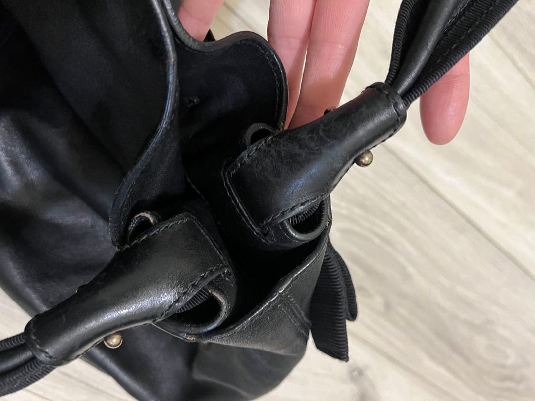 フェラガモ　リボン付きブラックレザートートバッグ