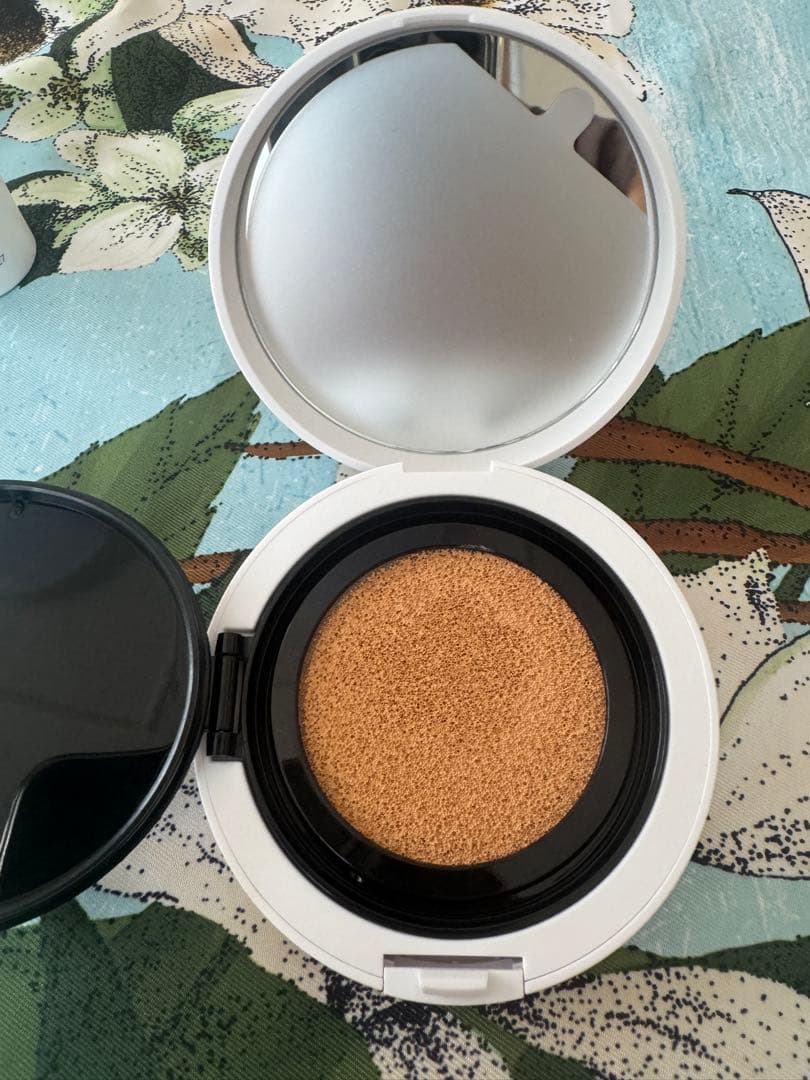 NARS クッションファンデーション 、ケース、化粧下地、おまけのチーク