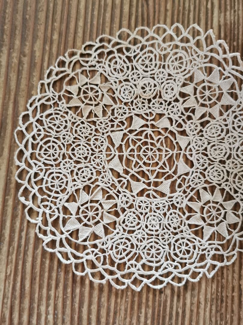 アンティーク レティセラレース 線状のニードルワーク プントインアリアドイリー