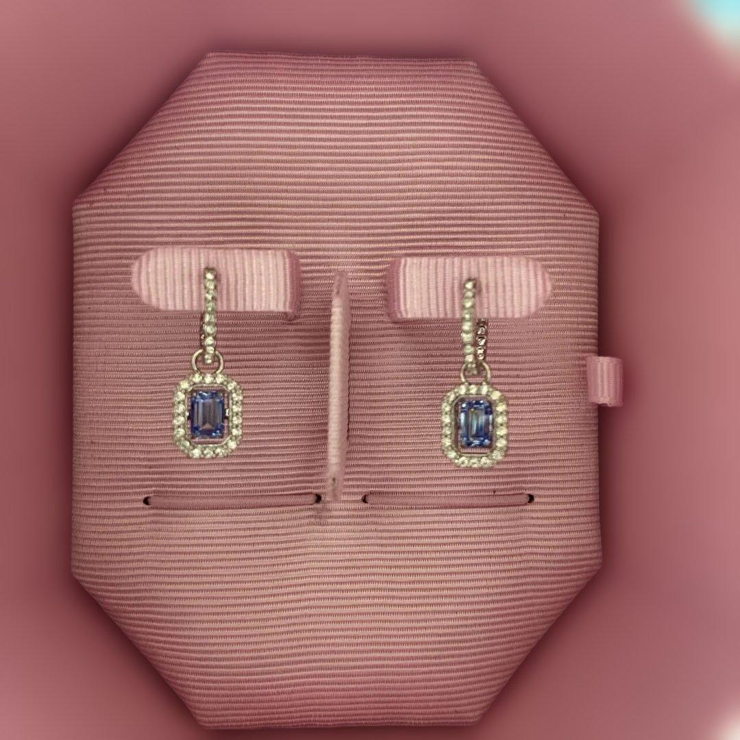 SWAROVSKI エメラルドカット青色ストーンピアス