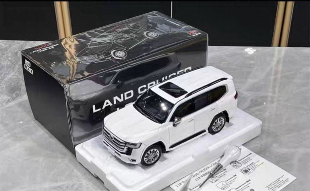 新発売 LCD 1/18 トヨタ ランドクルーザー 全開閉 ミニカー ホワイト