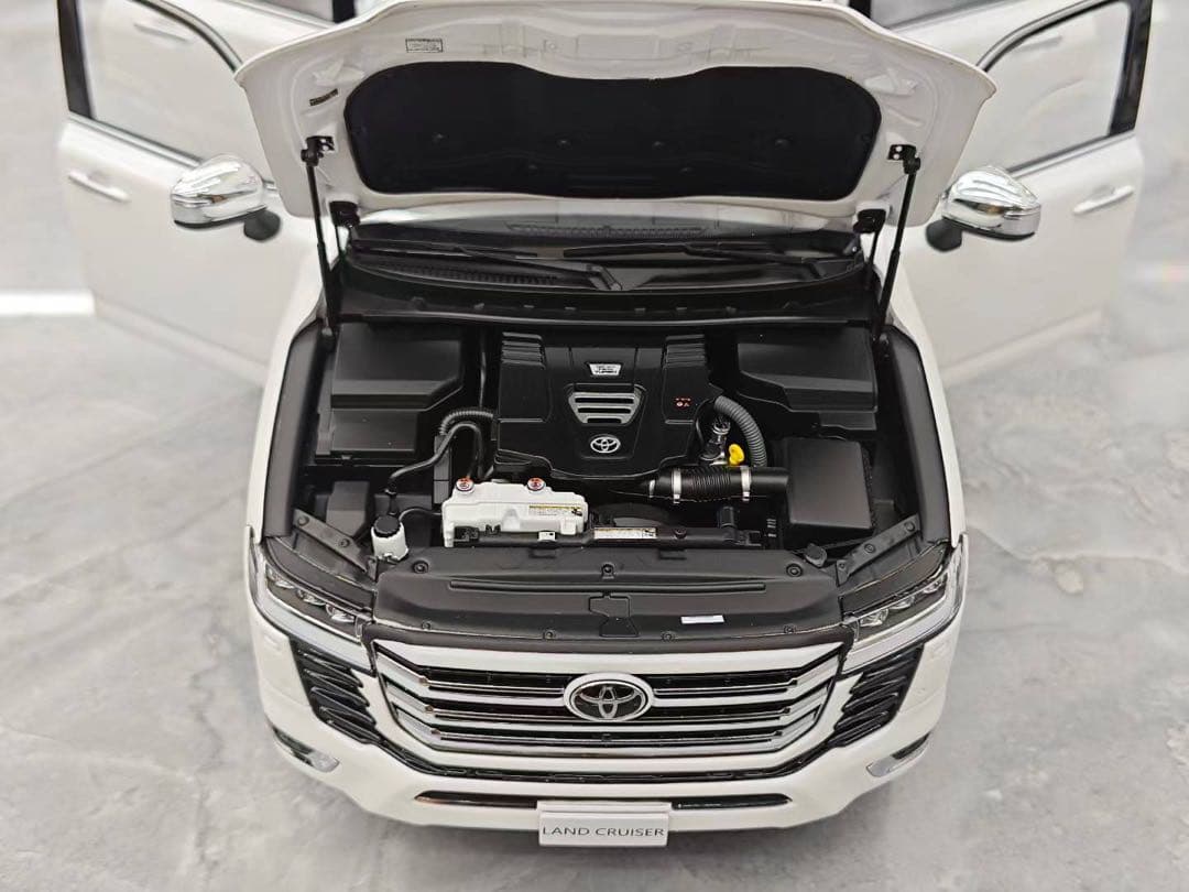 新発売 LCD 1/18 トヨタ ランドクルーザー 全開閉 ミニカー ホワイト