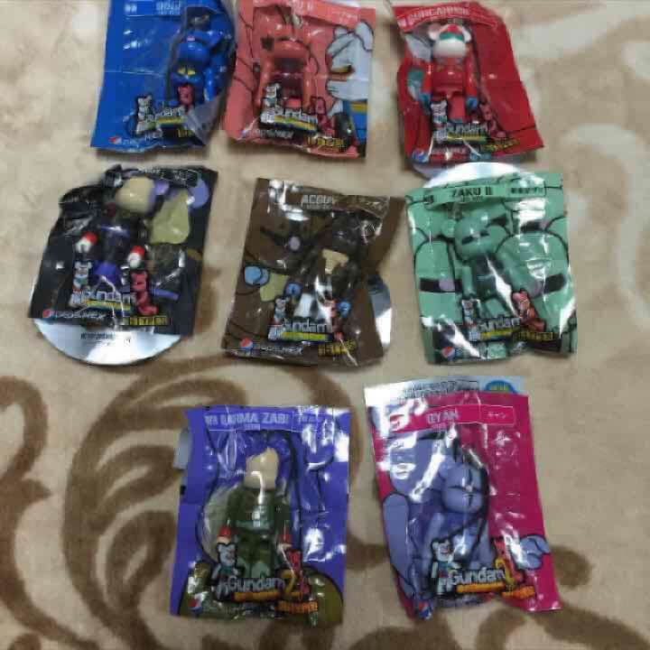 ガンダム、ベアブリック、ペプシ