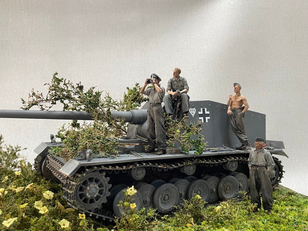 戦車ジオラマ　1/35 ドイツvシュトゥーラ・エミール自走砲と戦車兵