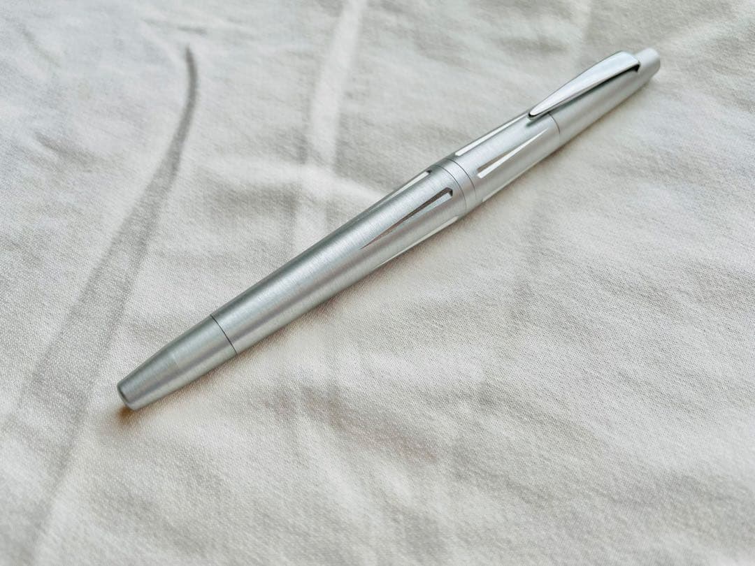 トンボ　ズーム2000 サラサが入ってます。