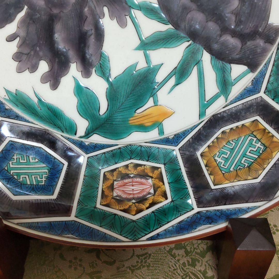 九谷焼日展作家山岸雄三　古九谷写　色絵亀甲牡丹蝶牡丹文大皿＆出光美術館本展覧会