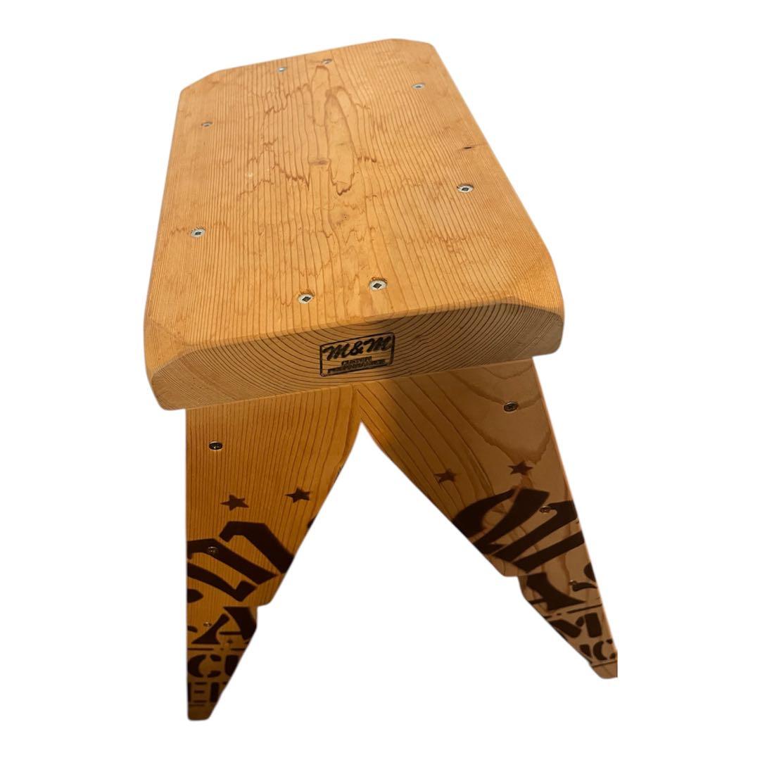 M&M CUSTOM PERFORMANCE FURNITUREロゴ入りスツール