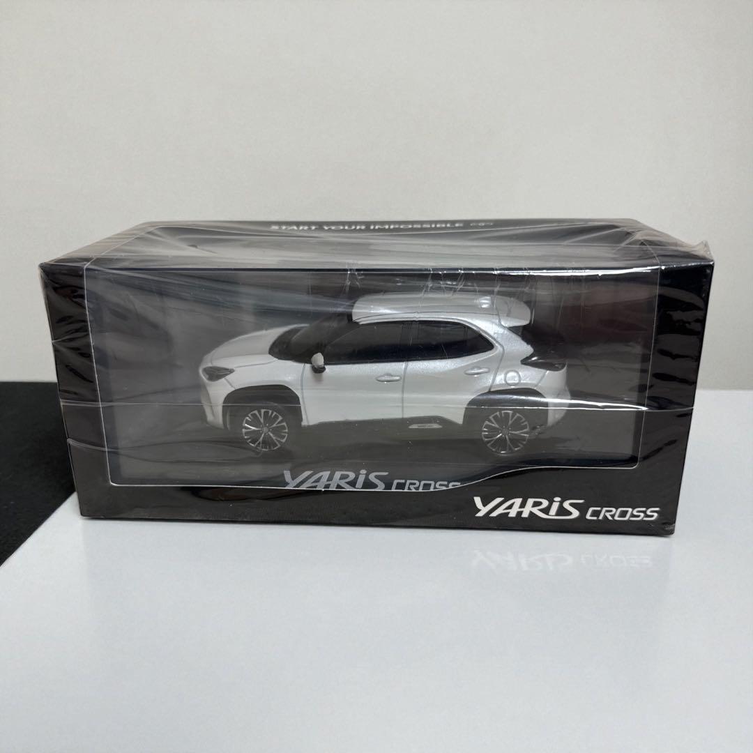 Yaris Cross ホワイトパール　1/30ミニカー