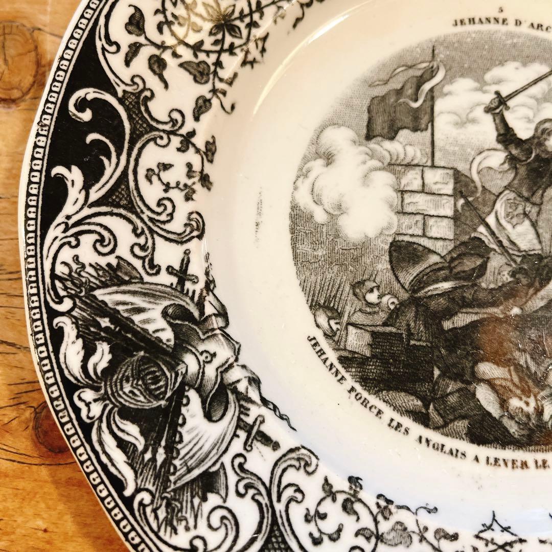 B クレイユエモントロー　ジャンヌダルクのデザートプレート