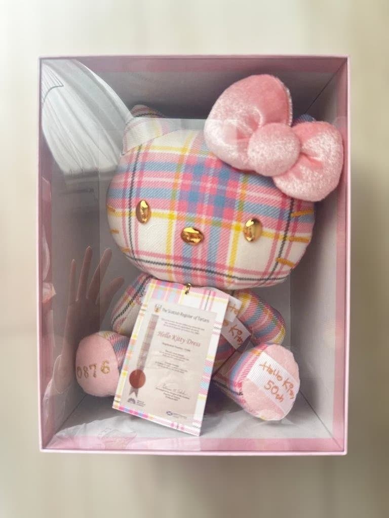 ハローキティ BOX入りぬいぐるみ 50周年記念 ドレスタータン サンリオ