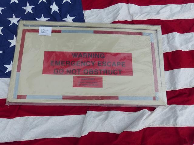 米軍放出品　緊急脱出表示反射板 警告プレート 看板　02