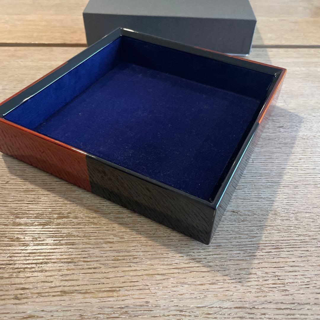 慶応義塾×山田平安堂　漆器 白檀 忘れな盆 藍色ベルベット 正方形