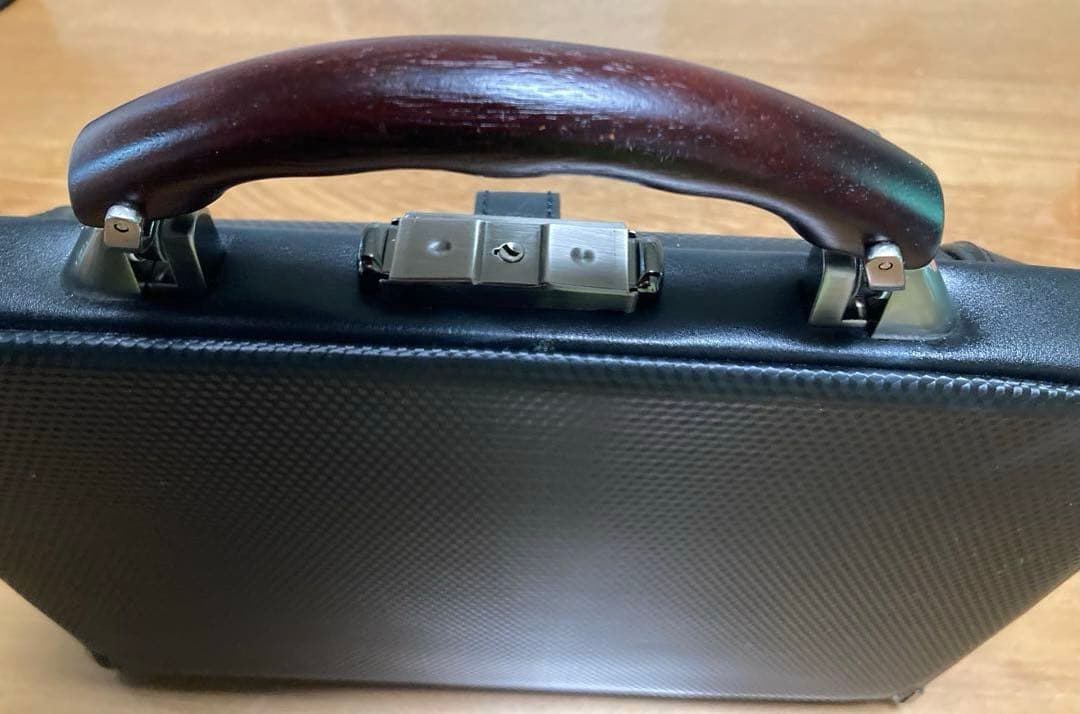 レクサス　バッグ (正規品)鍵付き　ショルダーベルトあり。used