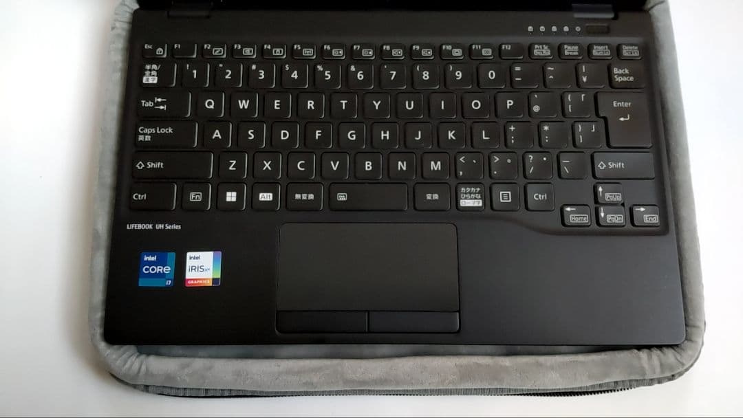 富士通 LIFEBOOK UH90/G2 12世代i7 軽量 697g　モバイル