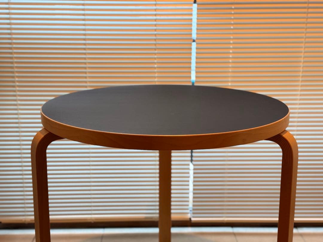 Artek テーブル 90B（d. 75）ブラックリノリウム
