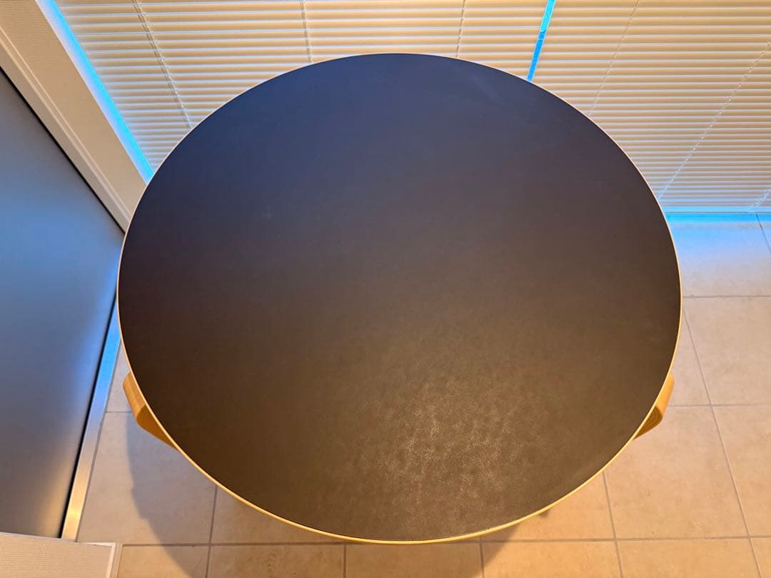 Artek テーブル 90B（d. 75）ブラックリノリウム
