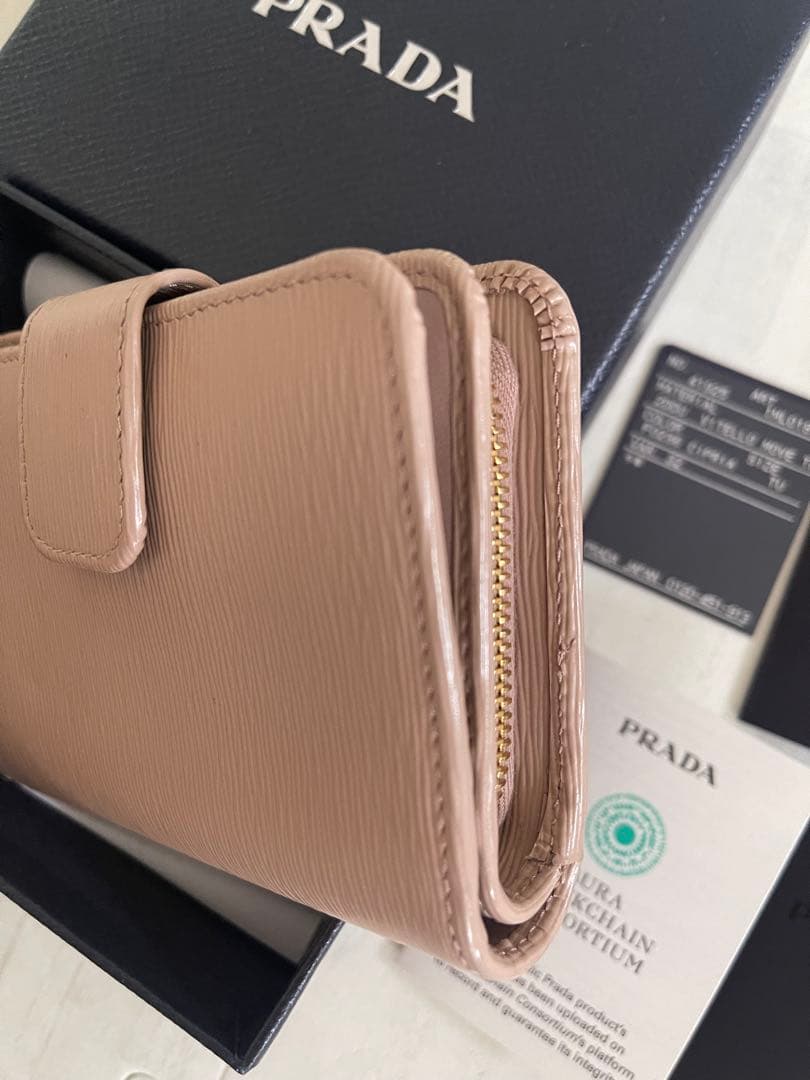 PRADA ベージュレザー 二つ折り財布　トライアングル　サフィアーノ
