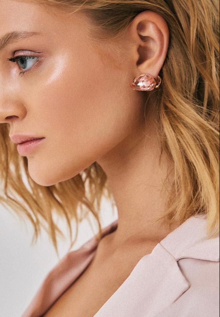 SWAROVSKI スワロフスキー　Lucent スタッドピアス　ピンク