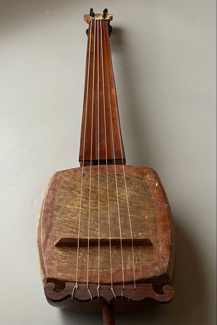 超個性派フレットレスギター　三味線ボディ×魚皮張り　ショートスケール　ケース付