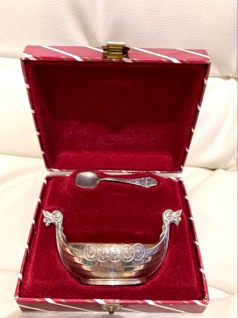 銀製バイキング船型容器とスプーン