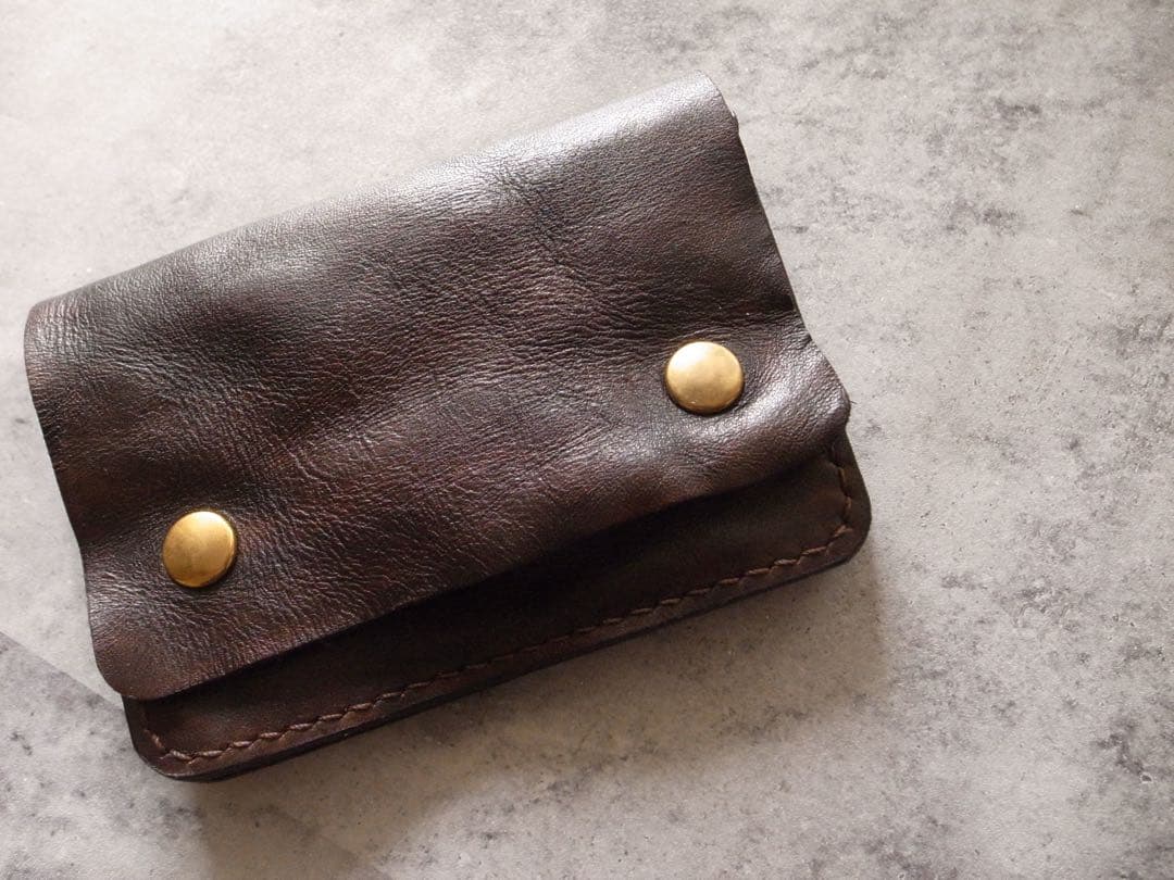 手染めと手縫いで仕上げたショートトラッカーウォレット