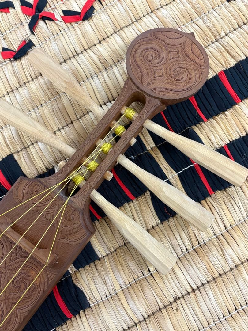 アイヌ　トンコリ　彫刻入　トンコリ工房イノンノ製　三味線弦　美品　五弦琴　古桂材