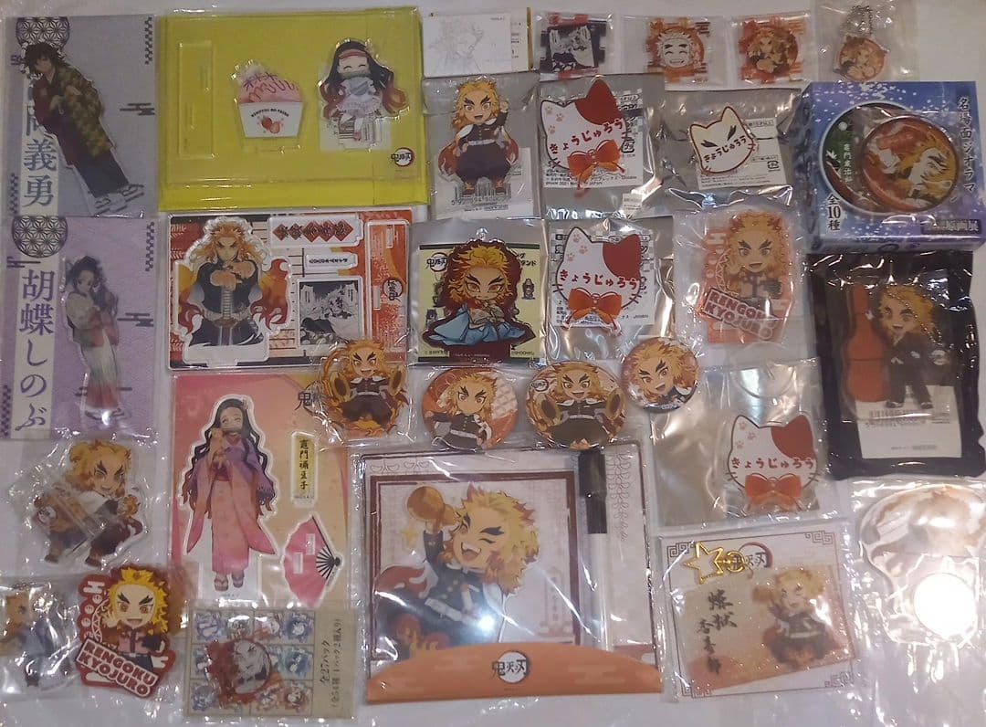 鬼滅の刃　まとめ売り　缶バッジ　アクリルスタンド