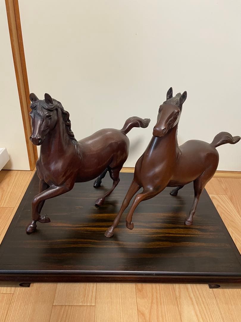 敷台付き　高岡銅器の銅製の馬