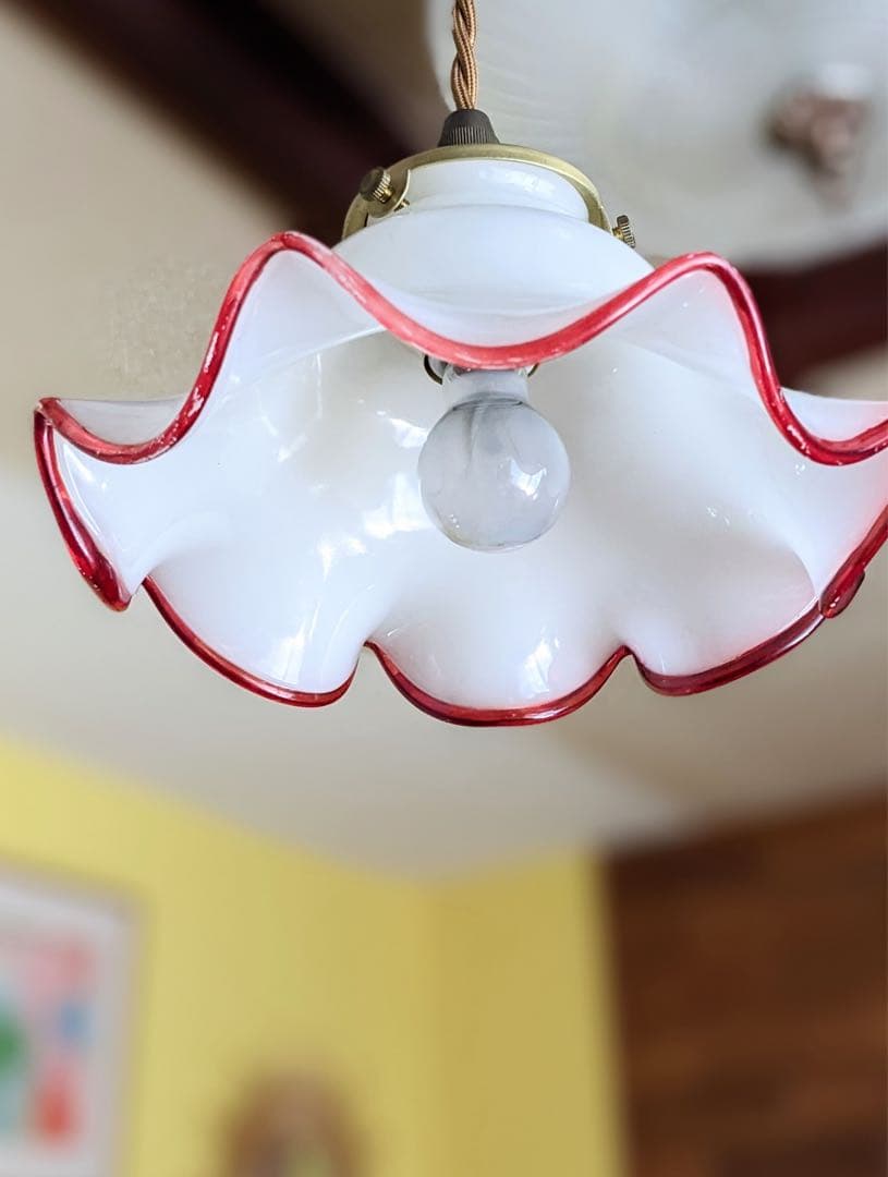 ミルクガラスのフリル照明　ペンダントライト