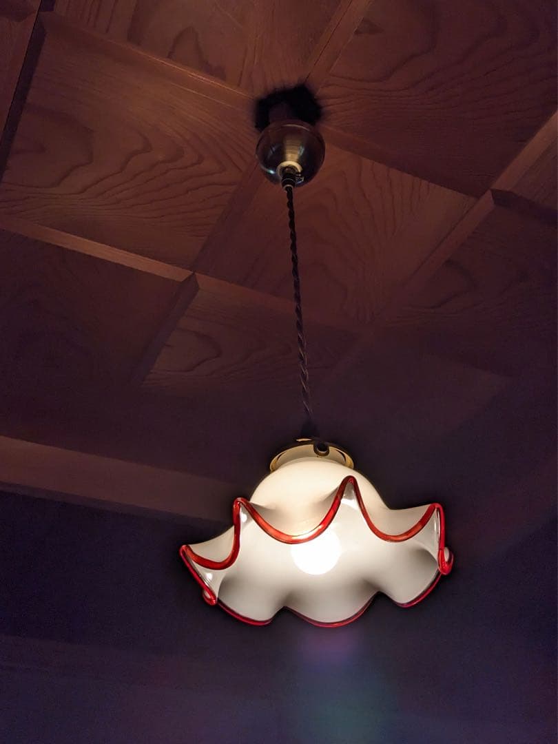 ミルクガラスのフリル照明　ペンダントライト