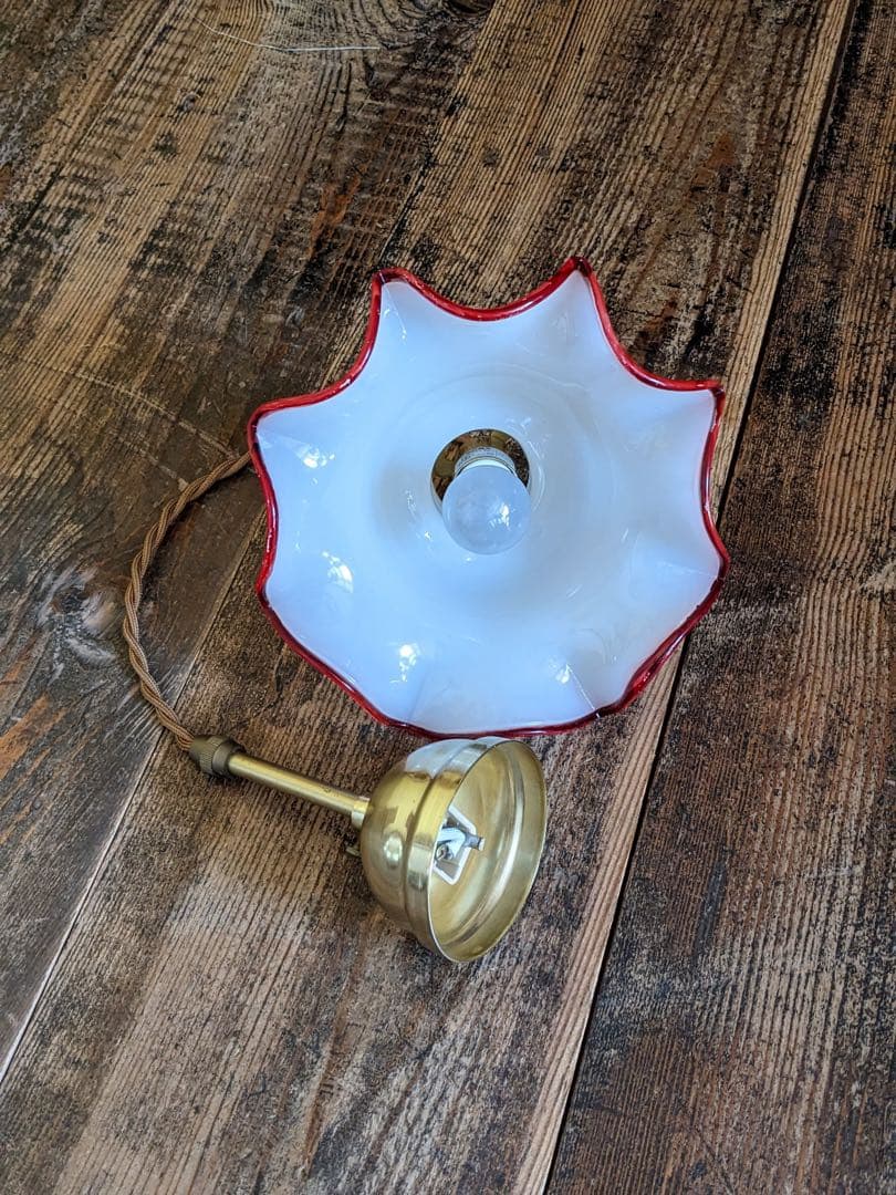 ミルクガラスのフリル照明　ペンダントライト